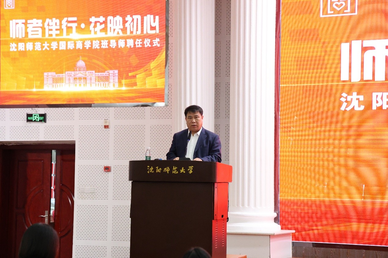 商店的门口前有贴海报 AI 生成的内容可能不正确。