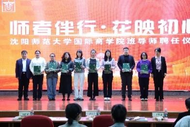 一群人站在一起 AI 生成的内容可能不正确。