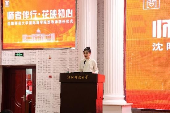 商店的门口前有贴海报 AI 生成的内容可能不正确。