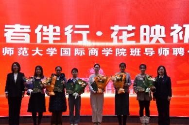 一群人站在一起 AI 生成的内容可能不正确。